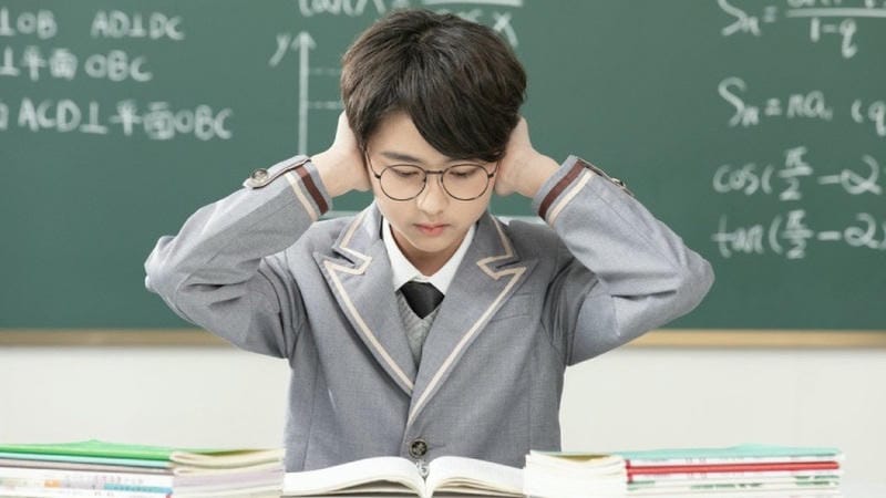 Active Recall (Chủ động gợi nhớ): "Gọi tên" kiến thức thay vì đọc thụ động